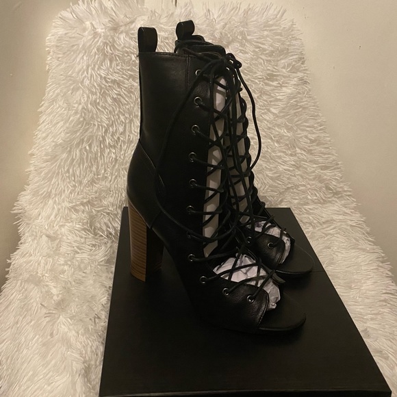 Lace Up Chunky Heel Bootie Size 8 - Picture 4 of 8